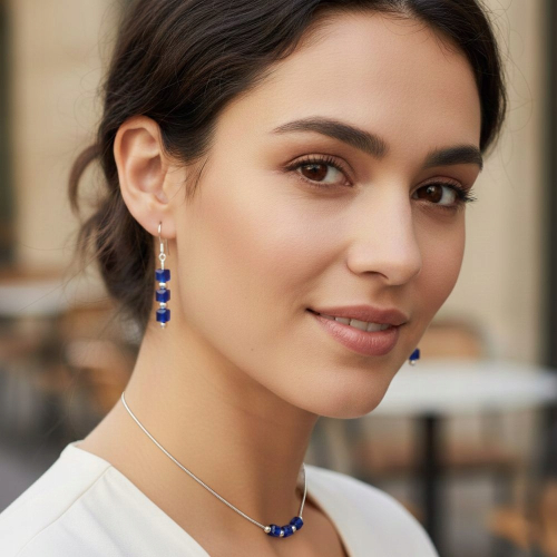 Modelka prezentująca srebrny naszyjnik i kolczyki APHORA z fioletowymi kostkami