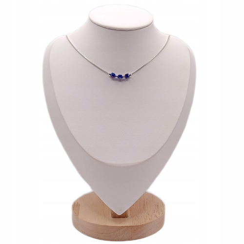 Srebrny naszyjnik żmijka 925 APHORA z fioletowymi kostkami na białym manekinie jubilerskim