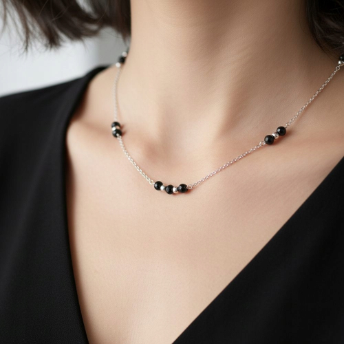 Srebrny łańcuszek 925 z czarnymi fasetowanymi kulkami APHORA